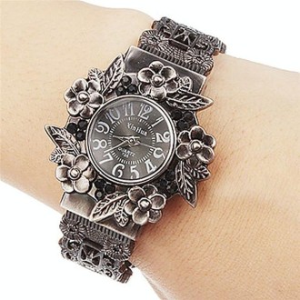 Retro Embossed Flower Bracelet Quartz Watch for Women(Black)