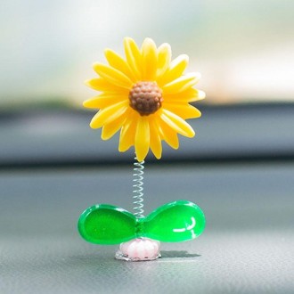 Cute Small Daisy Car Ornament Car Dashboard Shaking Decoration(Yellow)